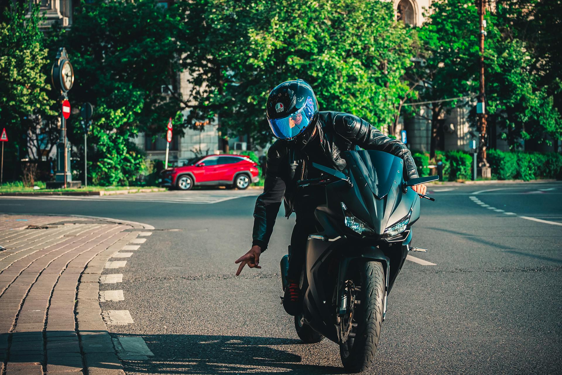 Motards,  contrôle technique moto, deux-roues > 125 cm³, obligation avril 2024, échéancier immatriculation, contre-visite, défaillances techniques, pneus, freins, éclairage, émissions, centre agréé, durée 30-45 min, coût 50-80 €, amende 135 €, jusqu’à 750 €, immobilisation, voies de recours, contestation CT2RM, preuve technique, expert indépendant, assurance maintenue, directive 2014/45/UE, rejet recours FFMC, Conseil d’État 12 mars 2025, pétition 25 000 signatures juillet 2025, alternatives insuffisantes, sécurité routière, récupération de points, solde permis, Captain Radar, contestation amende