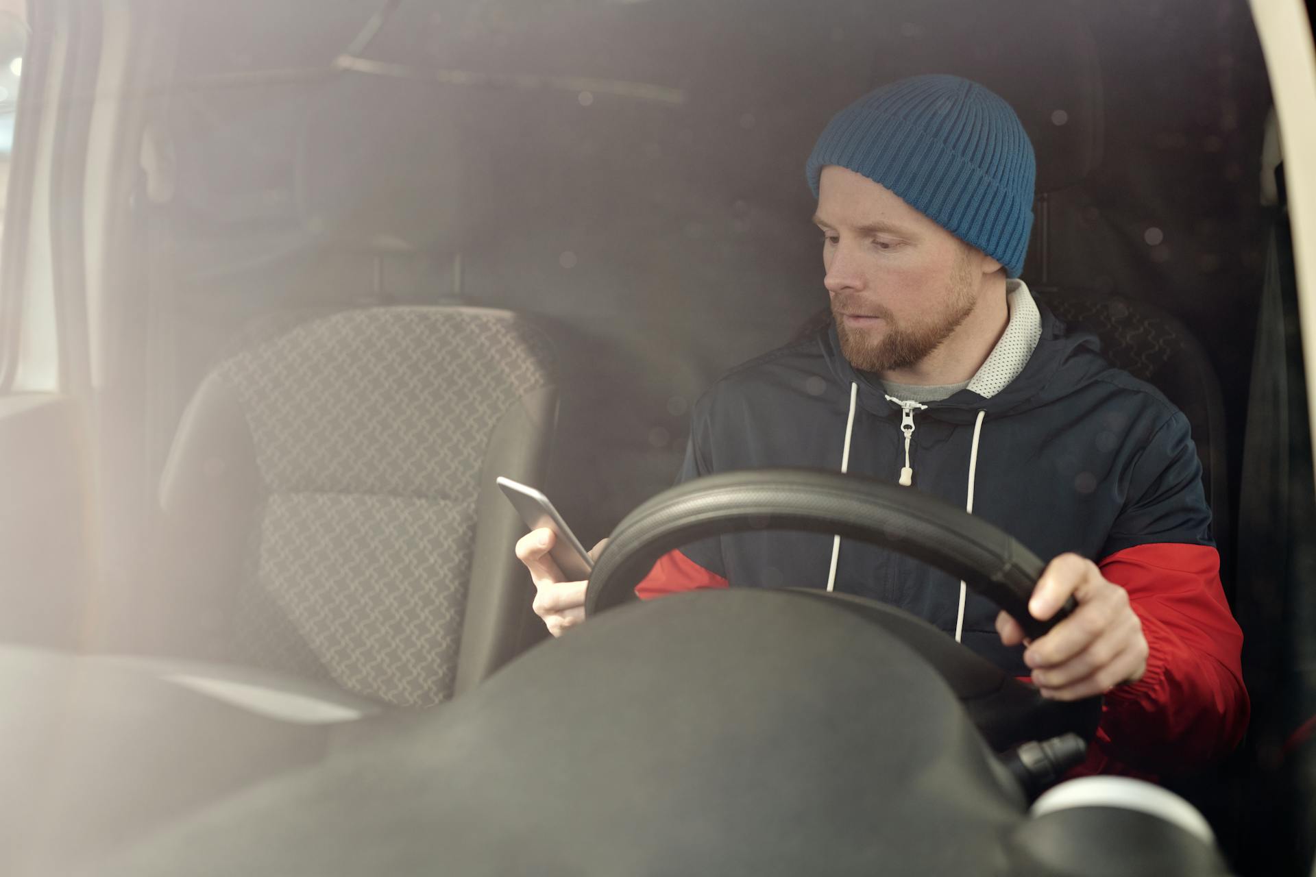 usage du portable en conduisant, usage téléphone au volant, verbalisation portable, infraction code de la route, main‑libre obligatoire, amende téléphone, retrait de points, contestation amende, recours gracieux, recours judiciaire, preuve photo, témoignage témoin, procédure contestation, délais de recours, avocat spécialisé, stage sécurité routière, formation mains‑libres, kit Bluetooth, sécurité routière, distraction conducteur, réglementation mobile driving, assurance auto, guide procédure, conseils juridiques, Code de la route 2025, sensibilisation routière