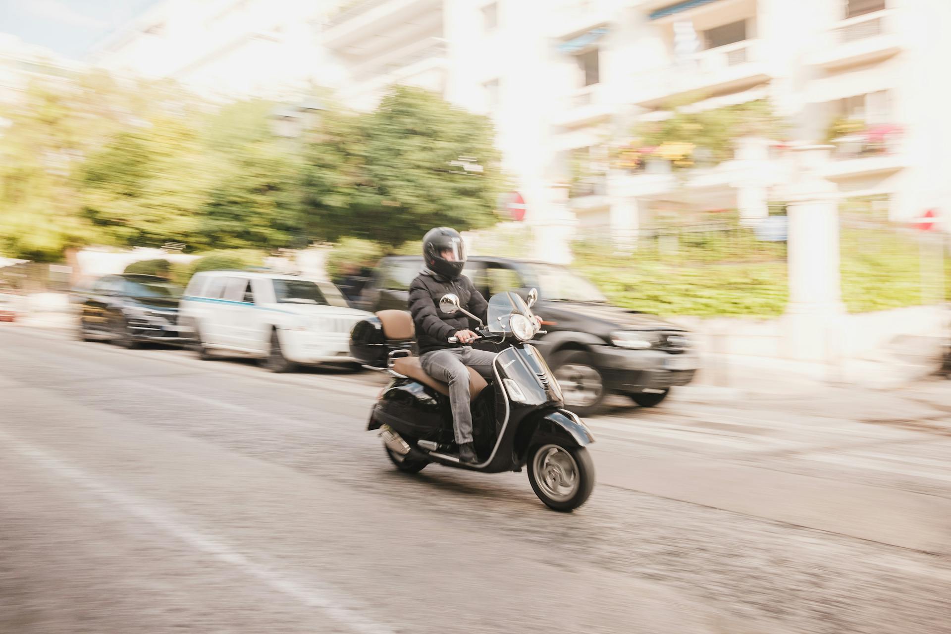 Motards,  contrôle technique moto, deux-roues > 125 cm³, obligation avril 2024, échéancier immatriculation, contre-visite, défaillances techniques, pneus, freins, éclairage, émissions, centre agréé, durée 30-45 min, coût 50-80 €, amende 135 €, jusqu’à 750 €, immobilisation, voies de recours, contestation CT2RM, preuve technique, expert indépendant, assurance maintenue, directive 2014/45/UE, rejet recours FFMC, Conseil d’État 12 mars 2025, pétition 25 000 signatures juillet 2025, alternatives insuffisantes, sécurité routière, récupération de points, solde permis, Captain Radar, contestation amende