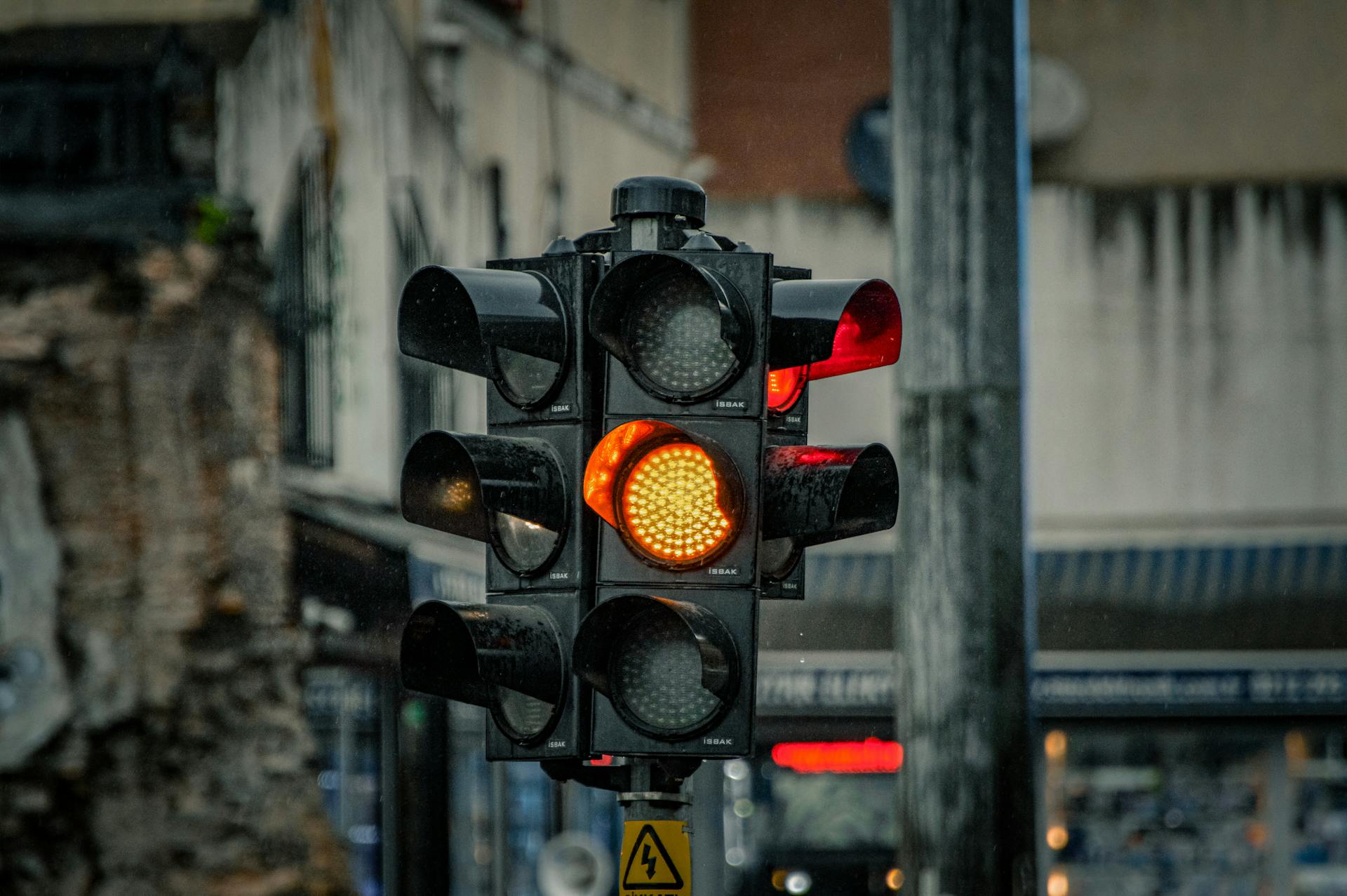  La loi de 2025, loi sécurité routière 2025, homicide routier durci, équipement obligatoire, radar détection téléphone, ceinture renforcée, distances de sécurité, zones à faibles émissions, ZFE 42 agglomérations, restrictions Crit’Air, contrôle technique moto, inter-files limité, voies réservées covoiturage, vitesse urbaine abaissée, aide conduite SAE 2, freinage d’urgence, nouvelle formation permis, consultation solde points numérique, récupération de points, attention « hands off » autoroute, Captain Radar, contestation amende