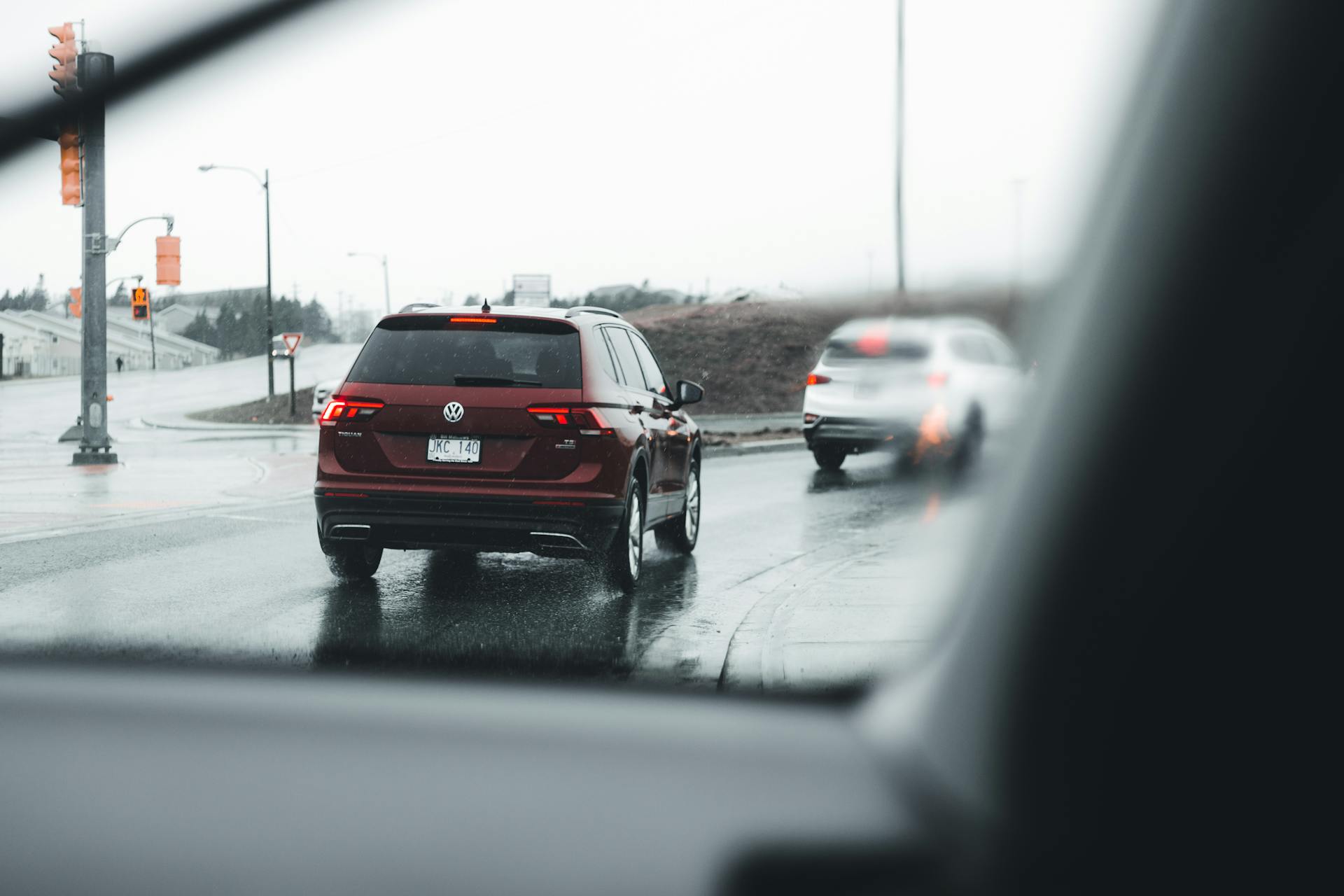 radars urbains Méduses, radars urbains ETU invisibles, contrôle multifonctions, détection vitesse feu rouge, téléphone au volant, ceinture absente, interdistance, mini-cabine mobilier urbain, suppression angles morts, 500 unités 2025, leurres radars, Parifex Nomad, Idemia Mesta Compact, intelligence artificielle, sancti-auto, projet Méduses, radar sonore anti-bruit, 360° micro-caméra, seuil 83 dB, zones sensibles, pollution sonore, rodéos annulés, verbalisation future, expérimentation ANTAI, dépôt plainte nuisances, sensibilisation, Captain Radar, récupération de points, contestation amende