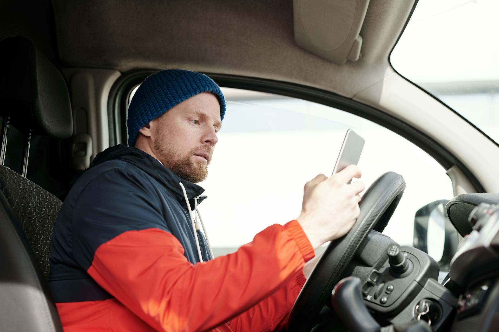 usage du portable en conduisant, usage téléphone au volant, verbalisation portable, infraction code de la route, main‑libre obligatoire, amende téléphone, retrait de points, contestation amende, recours gracieux, recours judiciaire, preuve photo, témoignage témoin, procédure contestation, délais de recours, avocat spécialisé, stage sécurité routière, formation mains‑libres, kit Bluetooth, sécurité routière, distraction conducteur, réglementation mobile driving, assurance auto, guide procédure, conseils juridiques, Code de la route 2025, sensibilisation routière