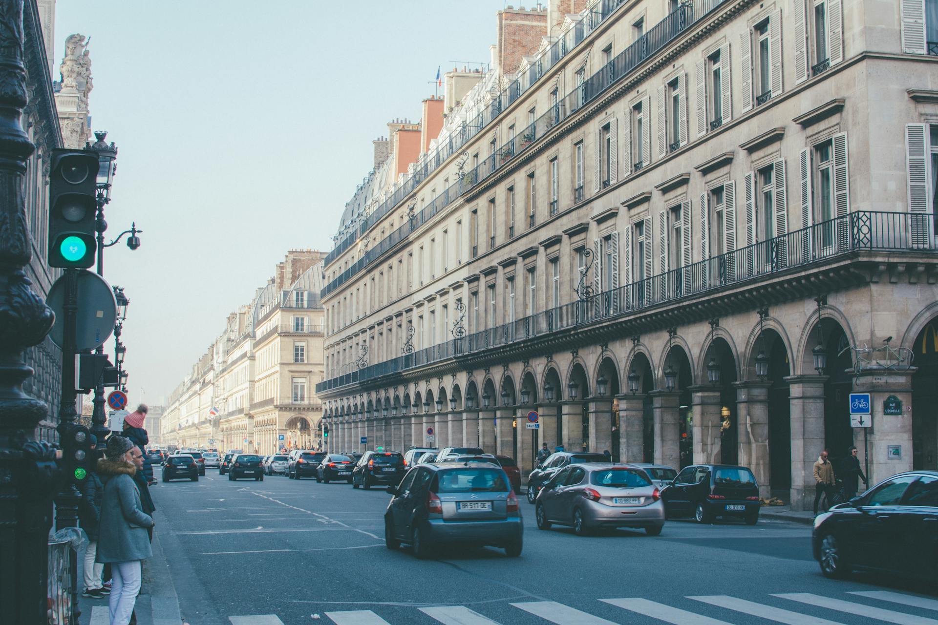 La loi de 2025, loi sécurité routière 2025, homicide routier durci, équipement obligatoire, radar détection téléphone, ceinture renforcée, distances de sécurité, zones à faibles émissions, ZFE 42 agglomérations, restrictions Crit’Air, contrôle technique moto, inter-files limité, voies réservées covoiturage, vitesse urbaine abaissée, aide conduite SAE 2, freinage d’urgence, nouvelle formation permis, consultation solde points numérique, récupération de points, attention « hands off » autoroute, Captain Radar, contestation amende