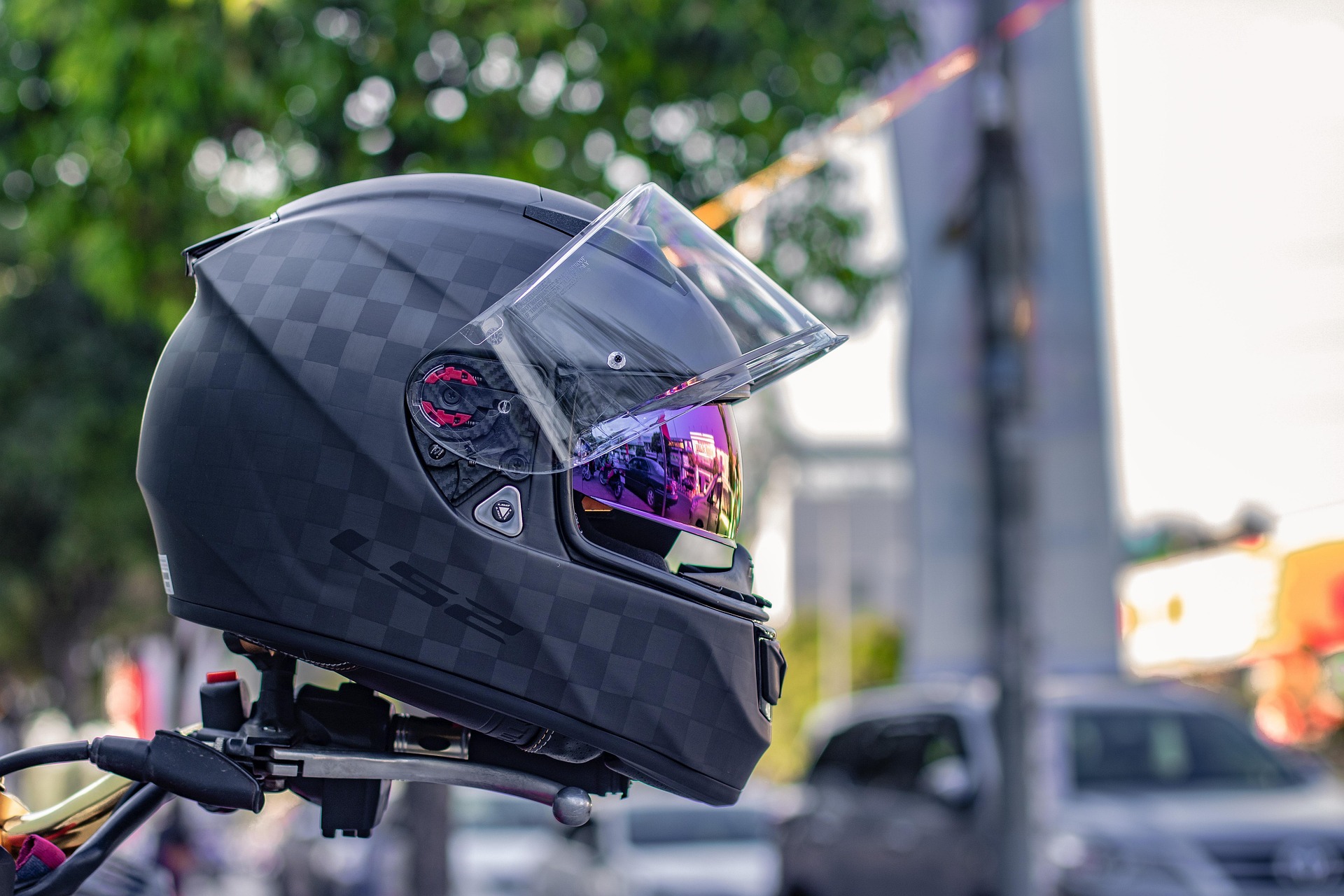 motard, sécurité motard 2025, conseils conduite moto, équipement obligatoire casque, gants CE homologués, airbag moto, gilet haute visibilité, ABS moto, pression pneus, trajectoire de sécurité, distance de sécurité, freinage d’urgence, angles morts poids lourds, règles inter-files 2025, visibilité de nuit, bande blanche mouillée, gravillons, rails de tram, plaques d’égout, chaussée humide, feuilles mortes, contrôle technique moto 2025, assurance équipement, stage de récupération, récupération de points, solde de points permis, Captain Radar, Paris, Lyon, Marseille, Toulouse, Bordeaux, Lille, Nantes, Nice, Grenoble, Montpellier, Strasbourg, contestation amende