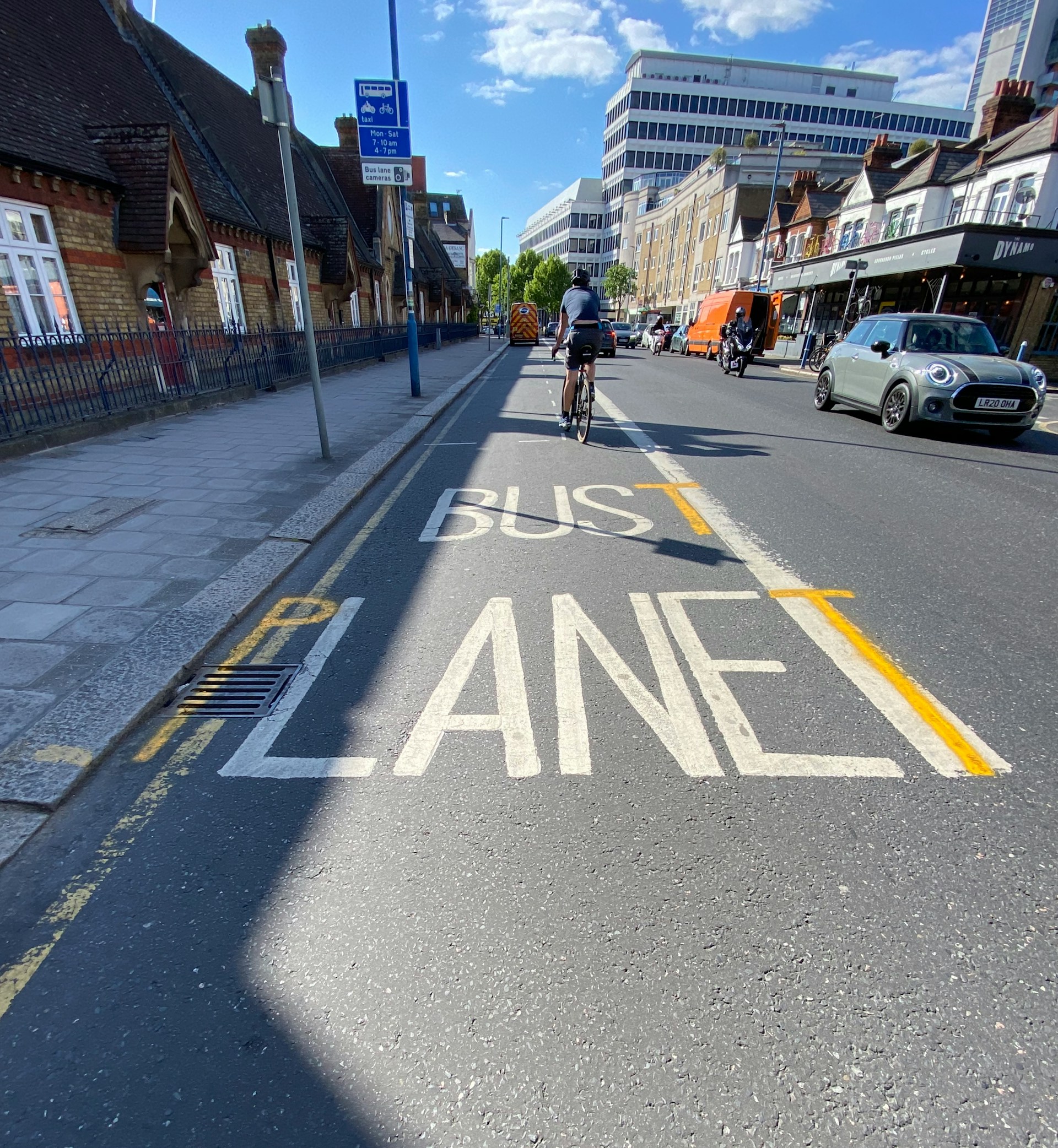conducteur urbain verbalisé sur un couloir de bus, conducteur urbain, couloir de bus, verbalisation, amende bus, contravention code de la route, article R412, procès-verbal, preuve photo, signalisation verticale, marquage au sol, contestation amende, requête en exonération, recours gracieux, recours administratif, vice de procédure, erreur de plaque, justificatifs déplacement, délai de paiement minoré, majoration amende, stage de sensibilisation, perte de points, lettre recommandée AR, ANTAI, tribunal de police, photos géolocalisées, témoins, circulation réservée bus taxis vélos, arrêté municipal, réglementation locale, défense conducteur.