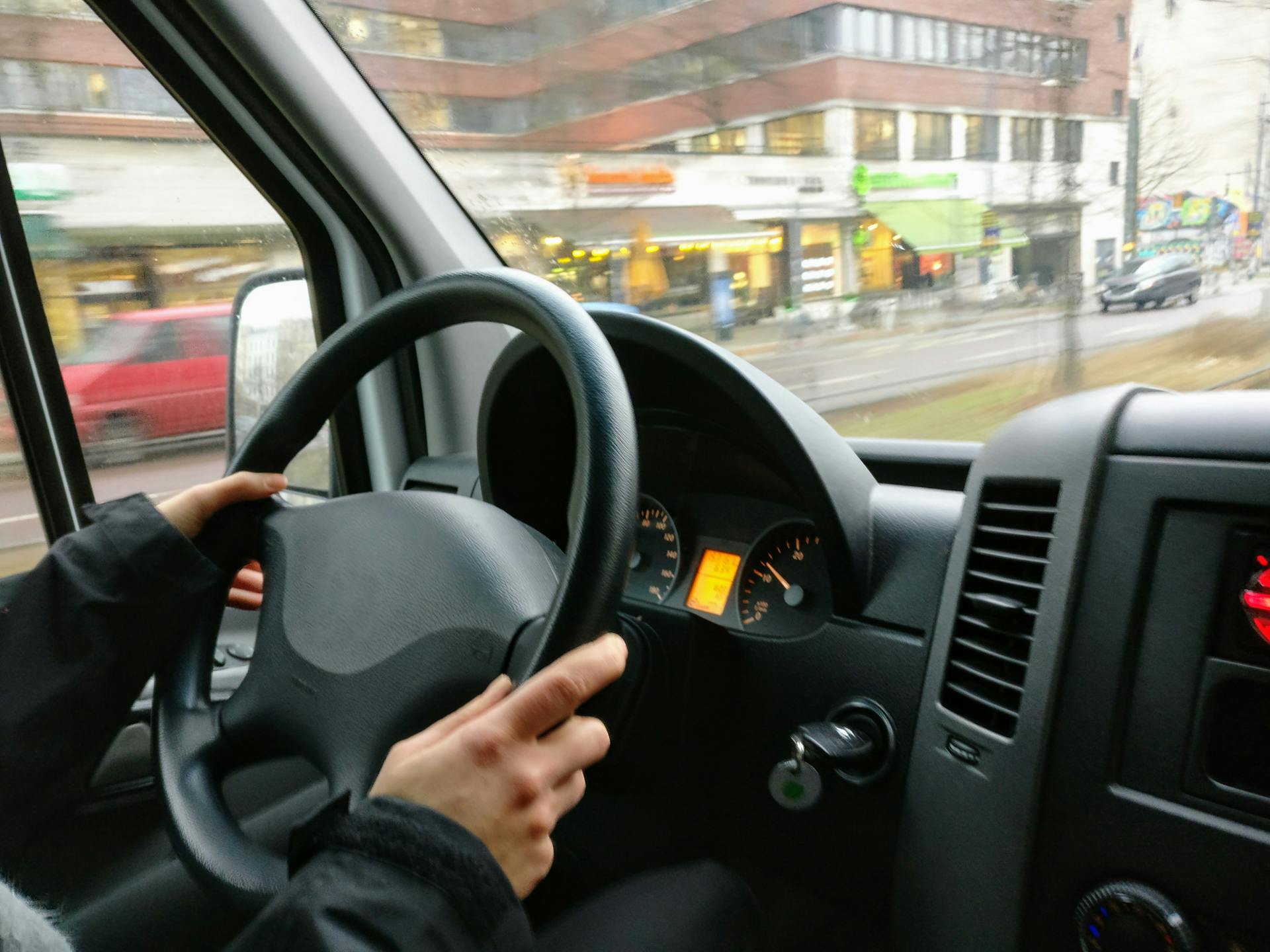 conducteur mal informé, checklist conducteur, vérification véhicule, contrôle technique, pression pneus, niveaux d’huile, freins, éclairage, visibilité, signalisation, limitations vitesse, zone 30, équipements obligatoires, gilet jaune, triangle de signalisation, documentation véhicule, permis de conduire, assurance auto, responsabilité civile, smartphone au volant, distraction, vigilance, maintenance préventive, entretien périodique, suivi kilométrage, échéance contrôle, contestation amende, recours gracieux, tribunal de police, modèle de contestation, annulation contravention, délai de recours, PV stationnement, forfait post-stationnement