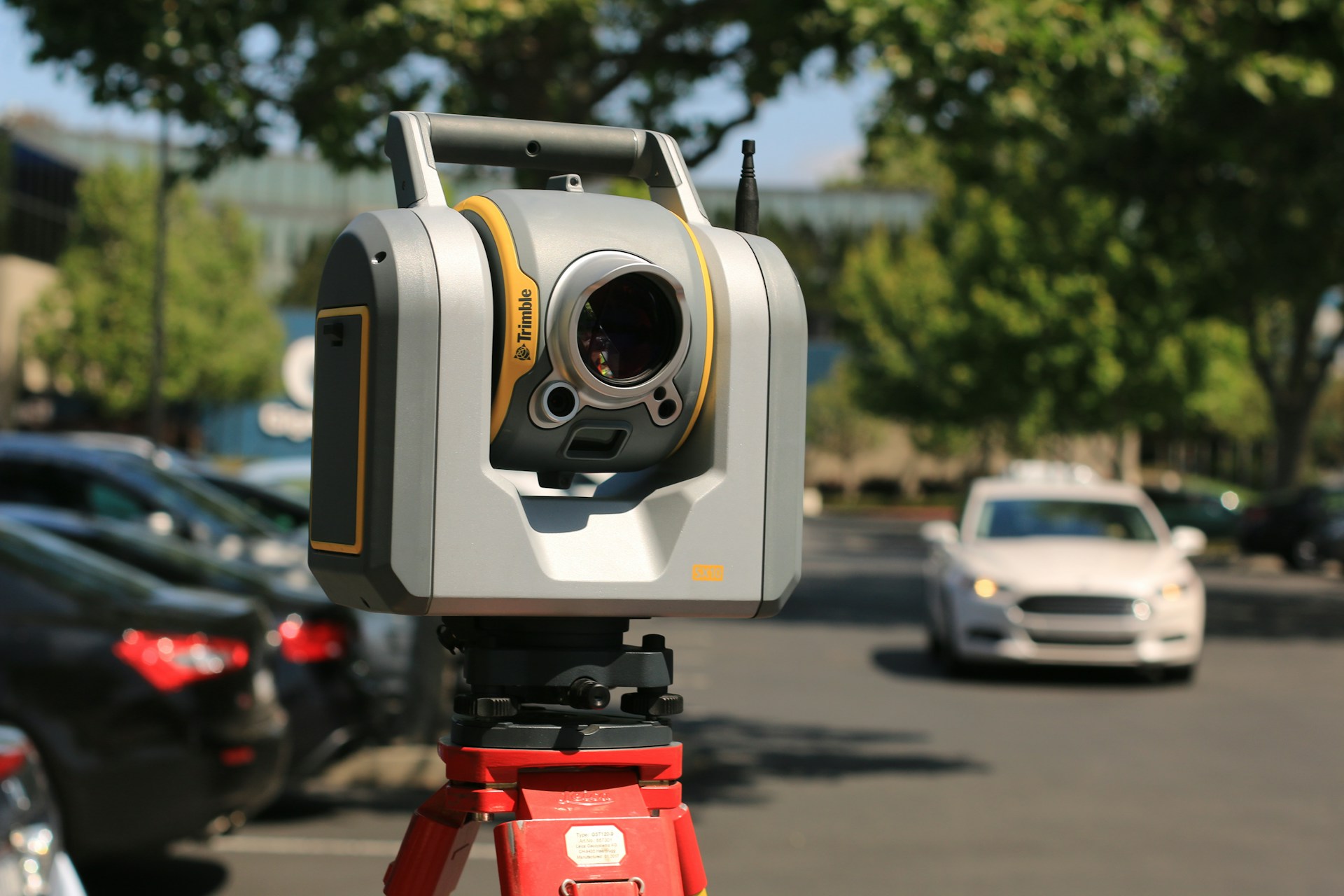 radars mobiles banalisés, radar mobile banalisé, automobiliste vigilant, contrôle routier, sécurité routière, prévention vitesse, dispositif caché, flash mobile, zone urbaine, non-signalisation, police mobile, amende routière, sanctions, respect limitations, dissuasion, radar embarqué, équipement discrètement, position radar, enforcement mobile, légalité radar, recours conducteur, surveillance routière, zones de contrôle, vitesse excessive, réduction accidents, sanction automatisée, guidage GPS radar, confiance conducteur, vigilance constante