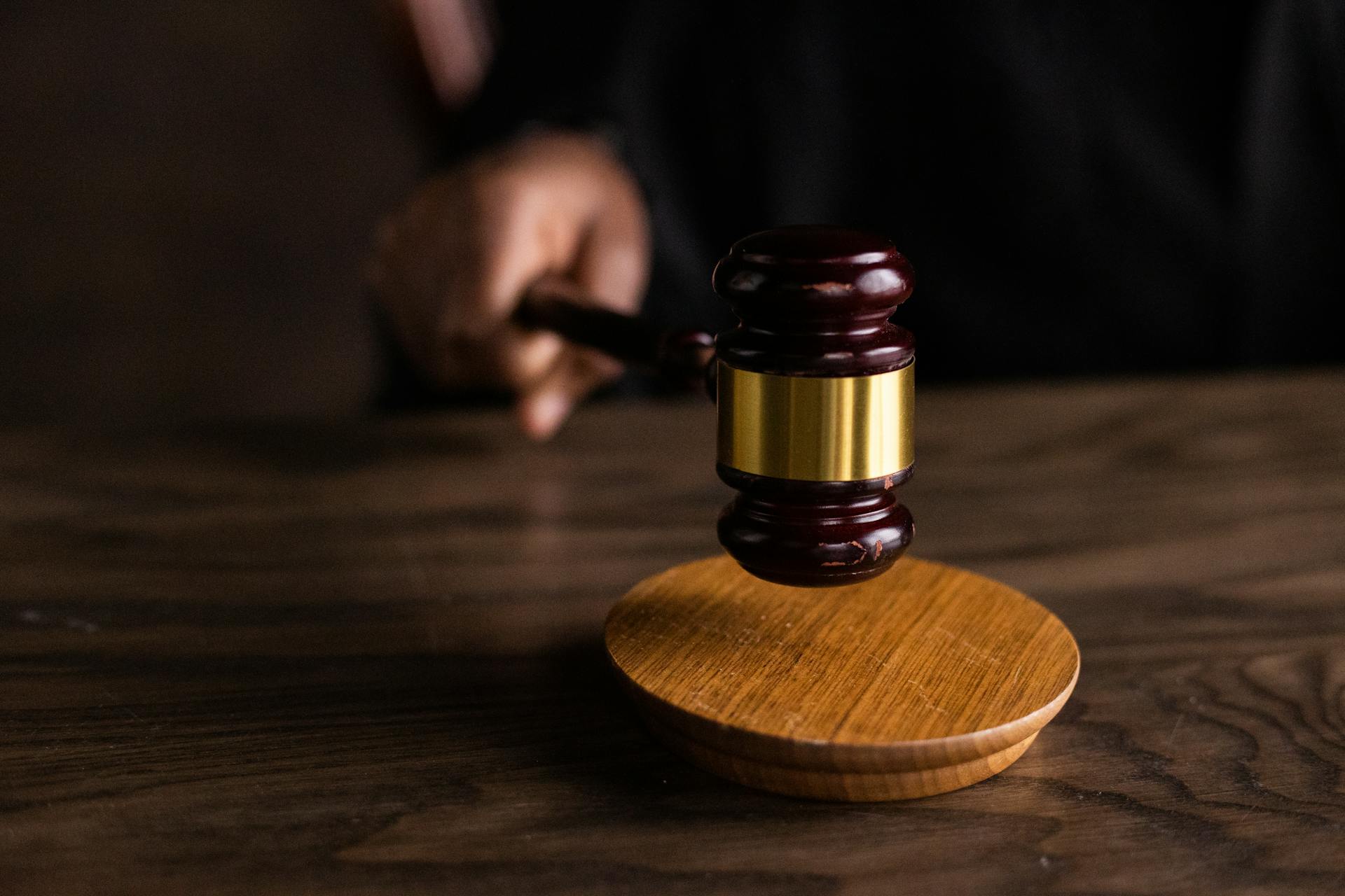 conducteur connaisseur du droit, droits automobiliste, code de la route, infraction, contestation amende, recours gracieux, tribunal de police, annulation contravention, procès‐verbal, avocat spécialisé, défense juridique, responsabilité civile, assurance auto, retrait de points, suspension de permis, nullité de PV, jurisprudence routière, sanction administrative, poursuites pénales, expert automobile, litige routier, modèle de contestation, délai de recours, procédure judiciaire, réglementation routière, sécurité juridique, conseil juridique
