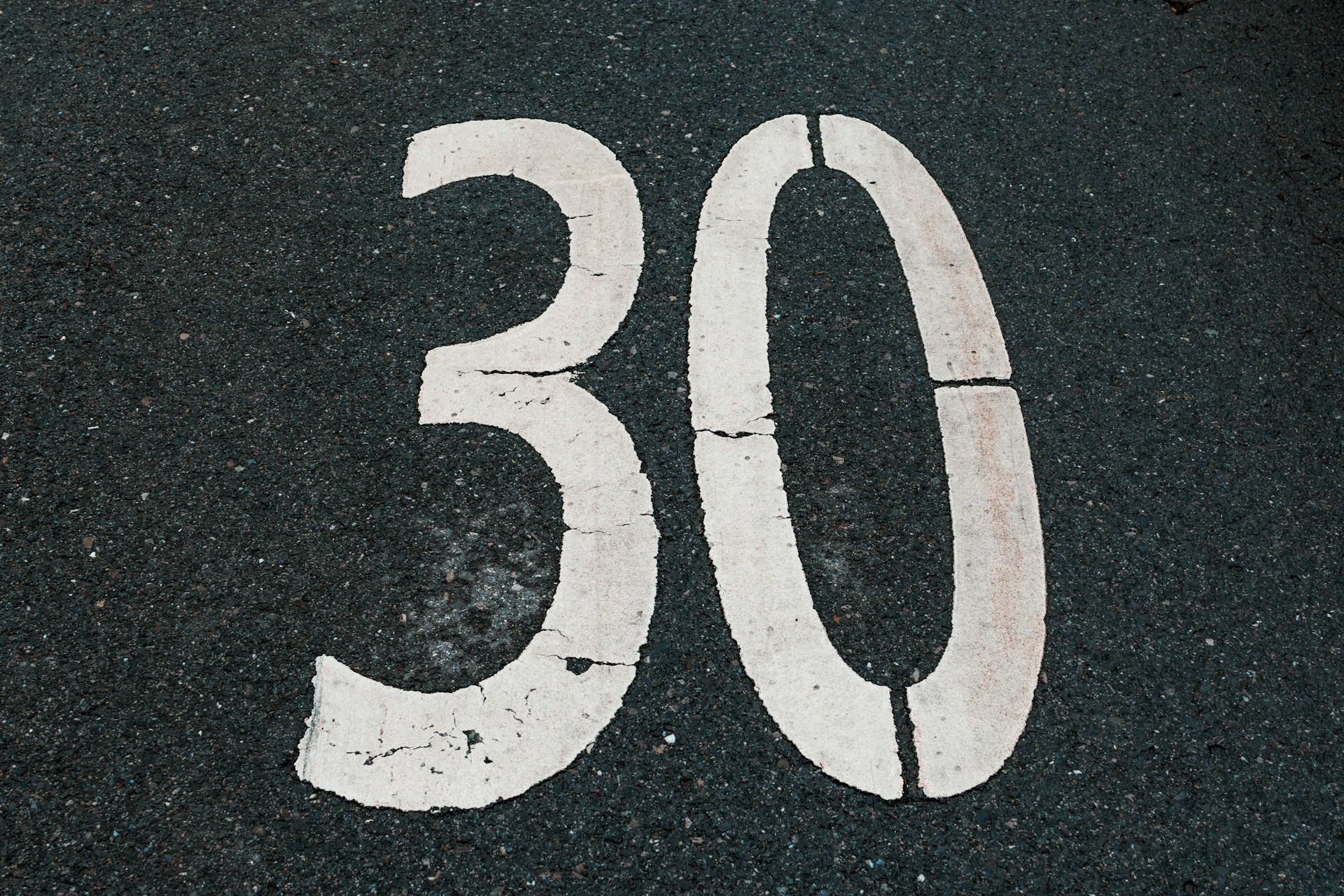 Île-de-France, automobiliste urbain Île-de-France, trafic dense, zones à faibles émissions (ZFE), Crit’Air 3 interdit du 1er janvier 2025, ZTL Paris centre, vitesse périphérique 50 km/h, périphérique limité, voie covoiturage, transports en commun optimisés, passe Navigo Liberté+ smartphone, station recharge électrique, applis trafic IDF, navette express, mobilité bas carbone, Plan Mobilités 2030, enquête publique franciliens, récupération de points, solde permis, stage sensibilisation, Captain Radar, contestation amende