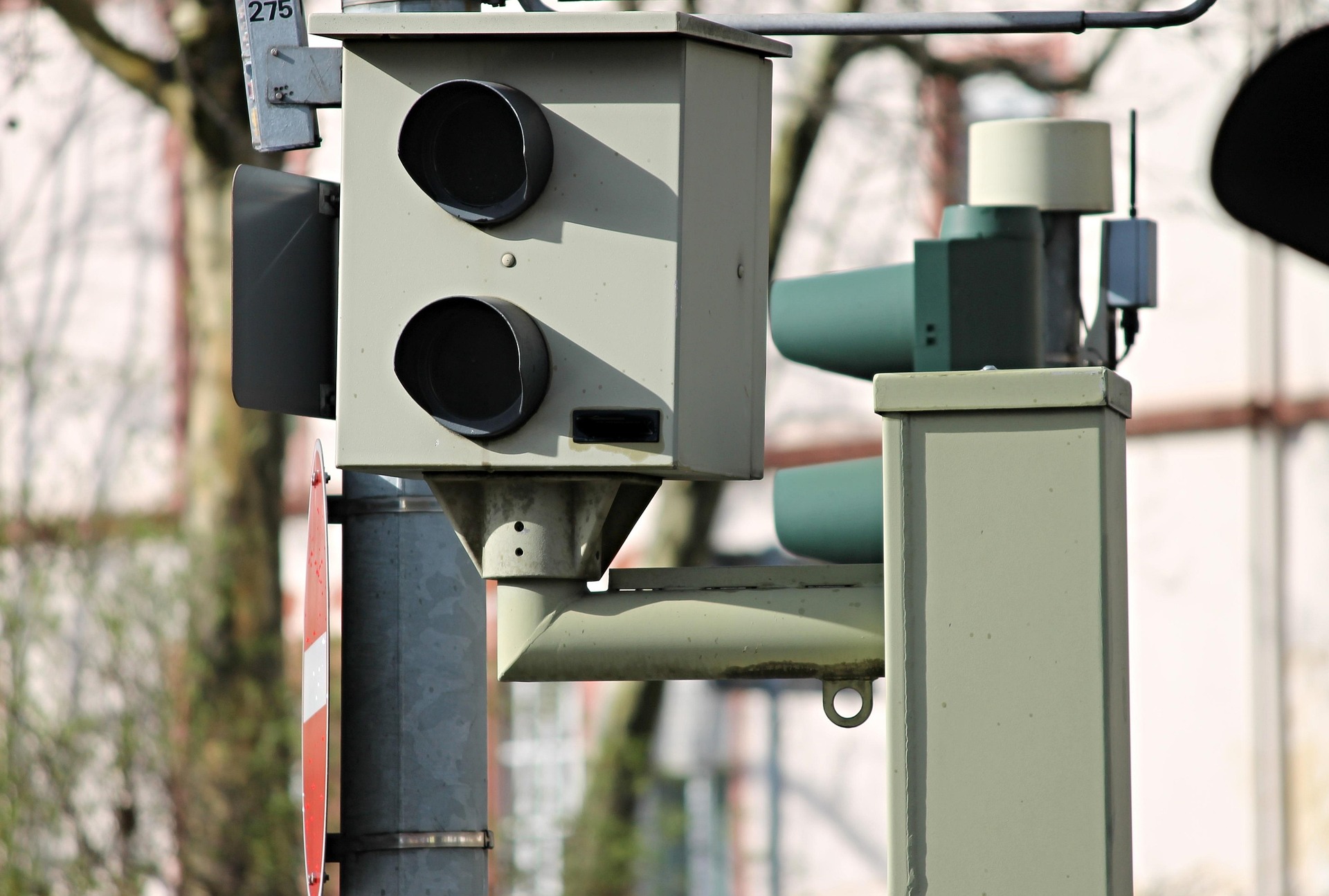 IA dans les contrôles routiers, contrôles routiers IA, radars intelligents 2025, IA sécurité routière, surveillance automatisée, radars IA France, détection nouvelles infractions, non-port ceinture IA, téléphone au volant IA, distances sécurité IA, 4160 radars déployés, budget 46,3 M€, fraude routière IA, triplement flashs, verbalisation automatique critique, association 40 millions automobilistes, perte points permis, retrait permis, contestation amende, recours gracieux, annulation PV, tribunal police, formulaire ANTAI,